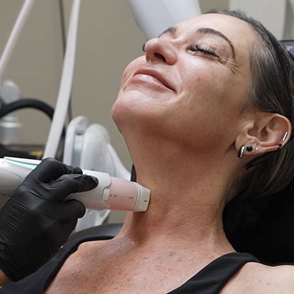 Woman receiving Everesse treatment on neck area