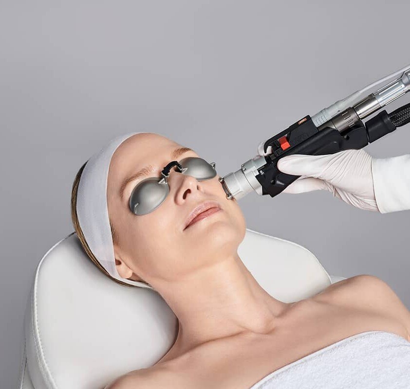 Woman-receiving-Moveo-Glo-treatment-on-face (1)